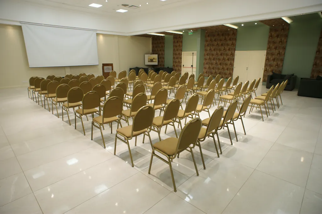 Salón en formato auditorio con pantalla