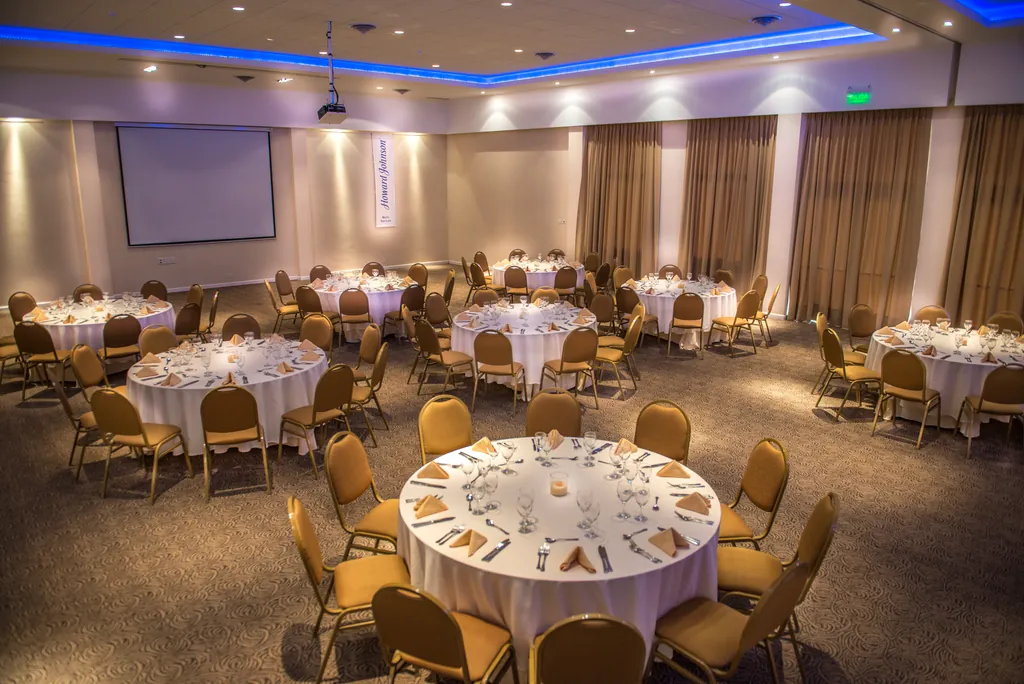 Salón armado para banquete con iluminación azul