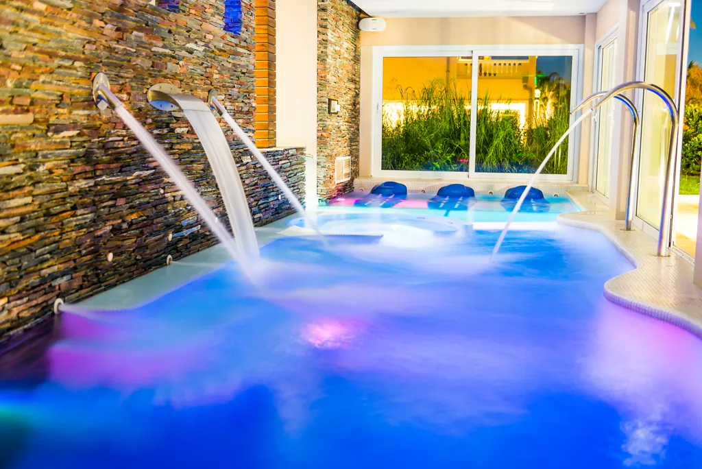 Piscina climatizada de Aguada Spa con cascadas y cuellos de cisne